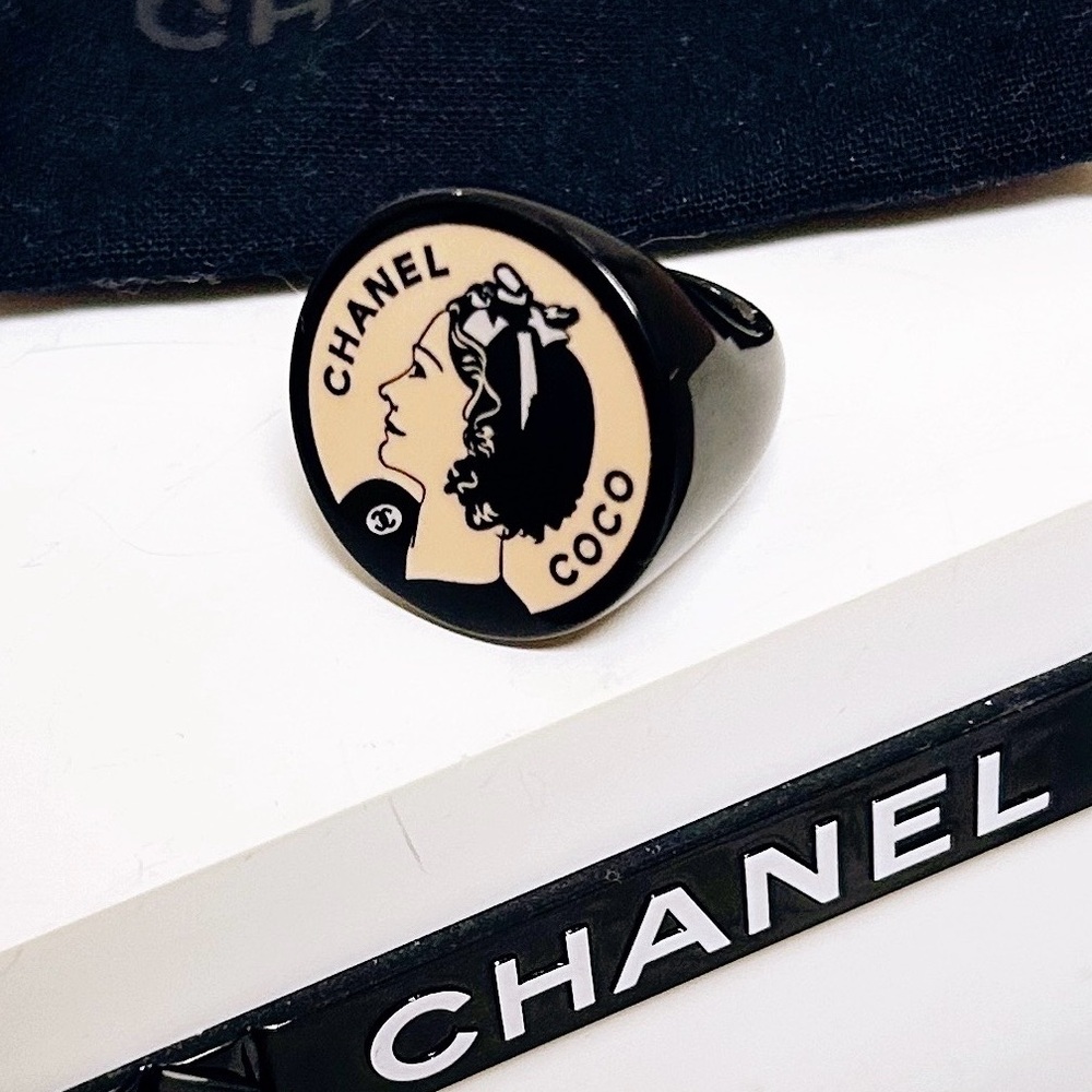 Authentic Chanel RARE Vintage 2003 Pink / Black Coco Chanel Acrylic Ring - Picture 5 of 14